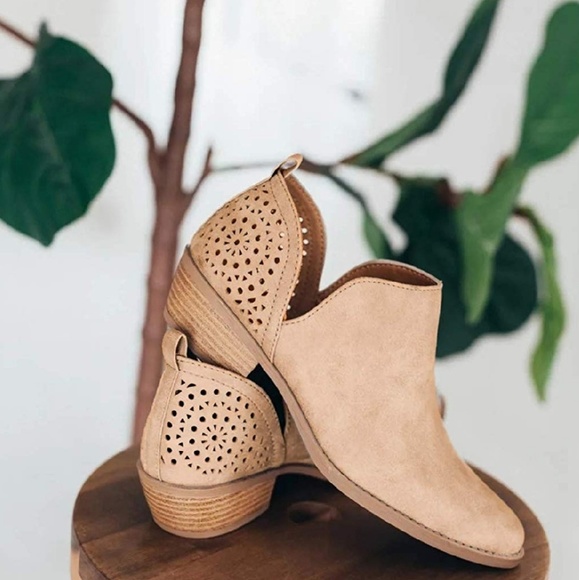 🆕️ Perforated Cutout Western Ankle Booties - Picture 4 of 5